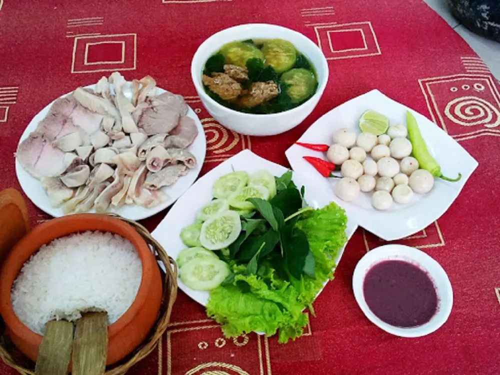 Đến nh&agrave; h&agrave;ng cơm ni&ecirc;u Lửa Việt để được qu&acirc;y quần b&ecirc;n m&acirc;m cơm gia đ&igrave;nh 2
