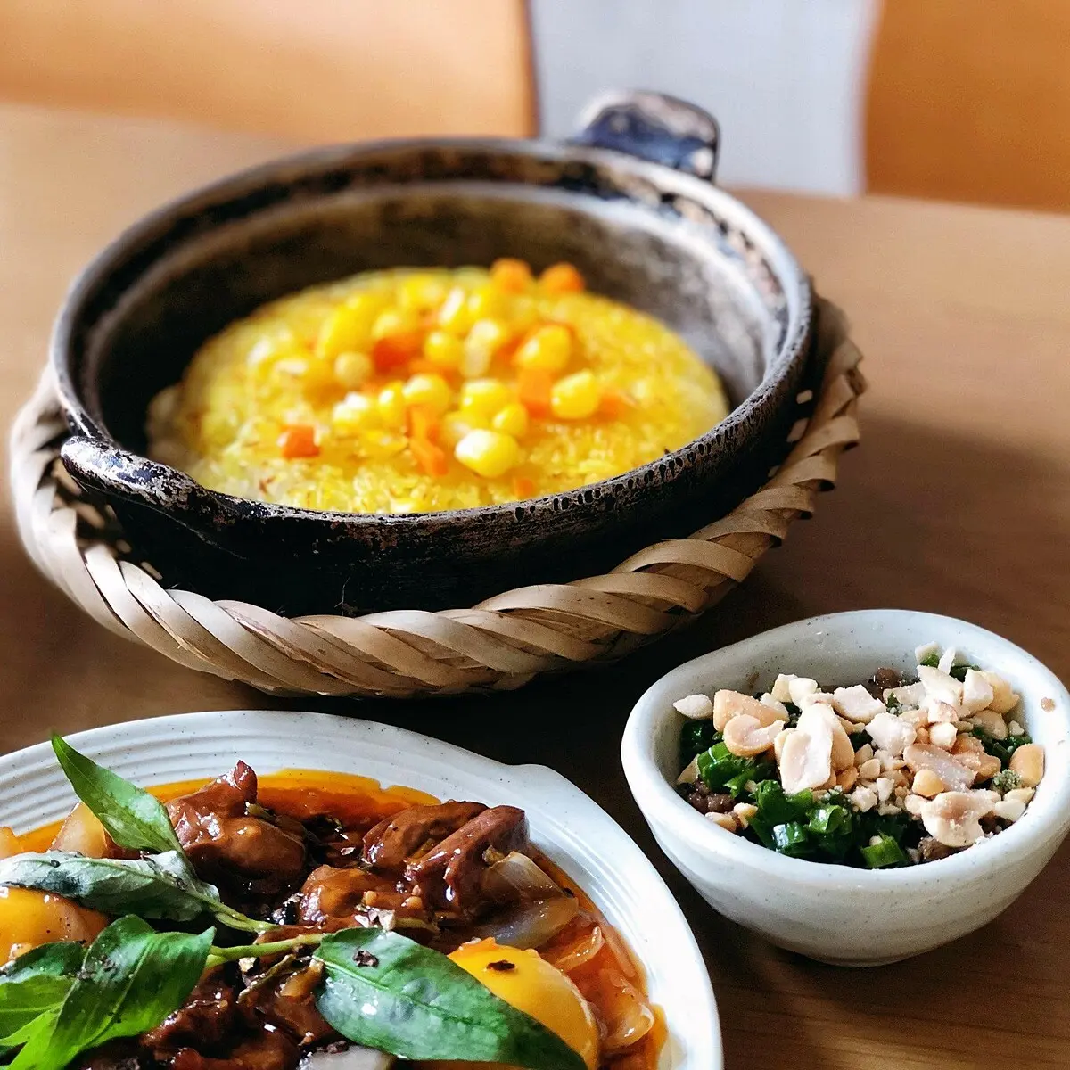 Đến nh&agrave; h&agrave;ng cơm ni&ecirc;u Lửa Việt để được qu&acirc;y quần b&ecirc;n m&acirc;m cơm gia đ&igrave;nh 5