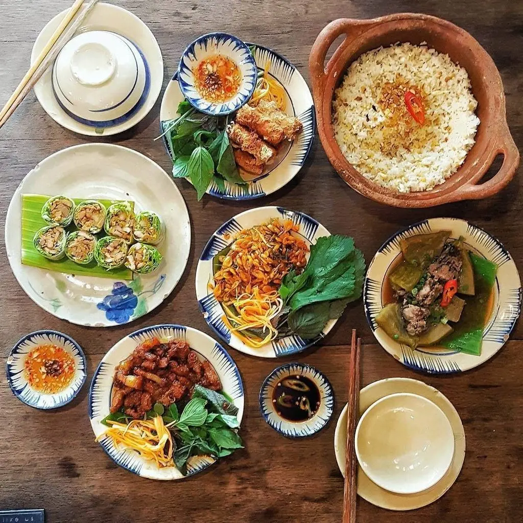 Đến nh&agrave; h&agrave;ng cơm ni&ecirc;u Lửa Việt để được qu&acirc;y quần b&ecirc;n m&acirc;m cơm gia đ&igrave;nh 6