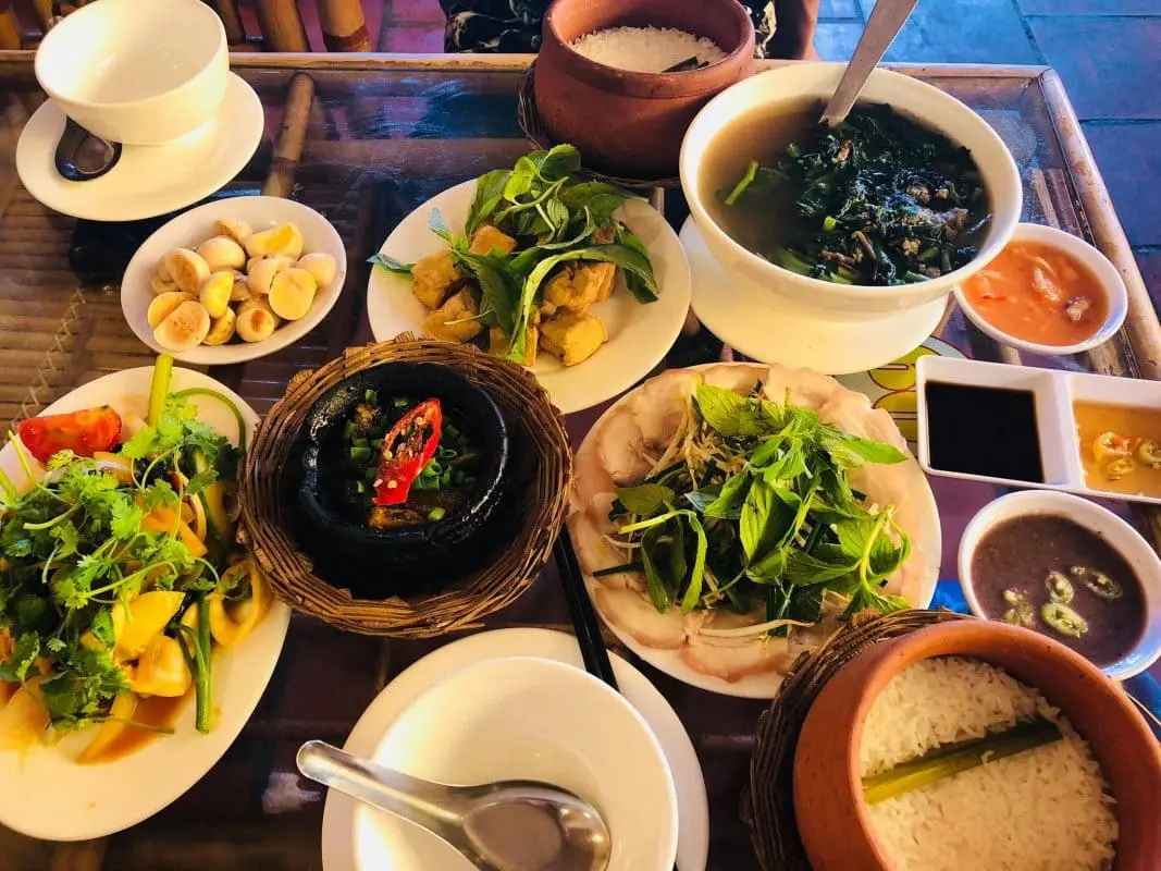 Đến nh&agrave; h&agrave;ng cơm ni&ecirc;u Lửa Việt để được qu&acirc;y quần b&ecirc;n m&acirc;m cơm gia đ&igrave;nh 3