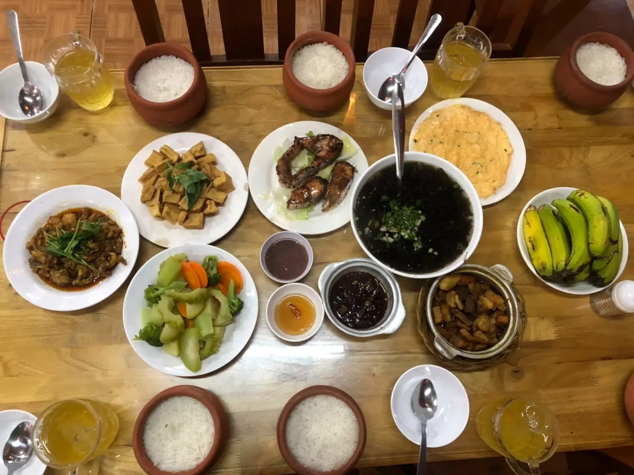 Đến nh&agrave; h&agrave;ng cơm ni&ecirc;u Lửa Việt để được qu&acirc;y quần b&ecirc;n m&acirc;m cơm gia đ&igrave;nh 4