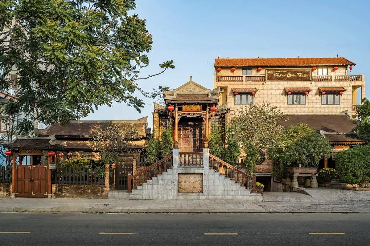 Đến nh&agrave; h&agrave;ng Kh&ocirc;ng Gian Xưa Huế trải nghiệm d&ugrave;ng bữa giữa nh&agrave; Rường cổ k&iacute;nh 2