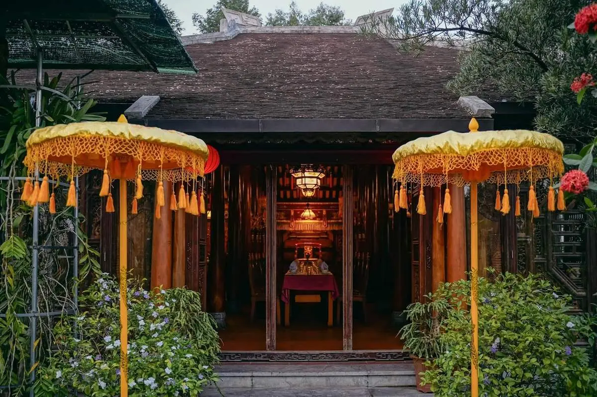 Đến nh&agrave; h&agrave;ng Kh&ocirc;ng Gian Xưa Huế trải nghiệm d&ugrave;ng bữa giữa nh&agrave; Rường cổ k&iacute;nh 4