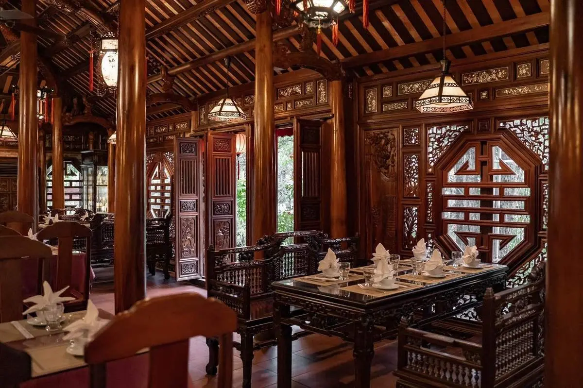 Đến nh&agrave; h&agrave;ng Kh&ocirc;ng Gian Xưa Huế trải nghiệm d&ugrave;ng bữa giữa nh&agrave; Rường cổ k&iacute;nh 5