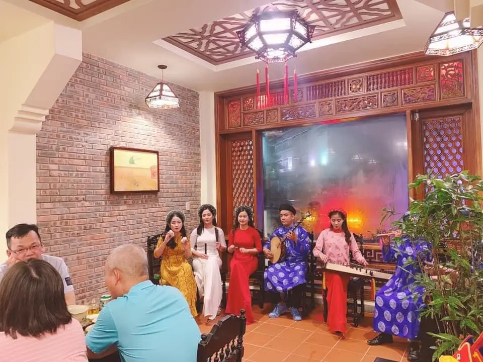 Đến nh&agrave; h&agrave;ng Kh&ocirc;ng Gian Xưa Huế trải nghiệm d&ugrave;ng bữa giữa nh&agrave; Rường cổ k&iacute;nh 7