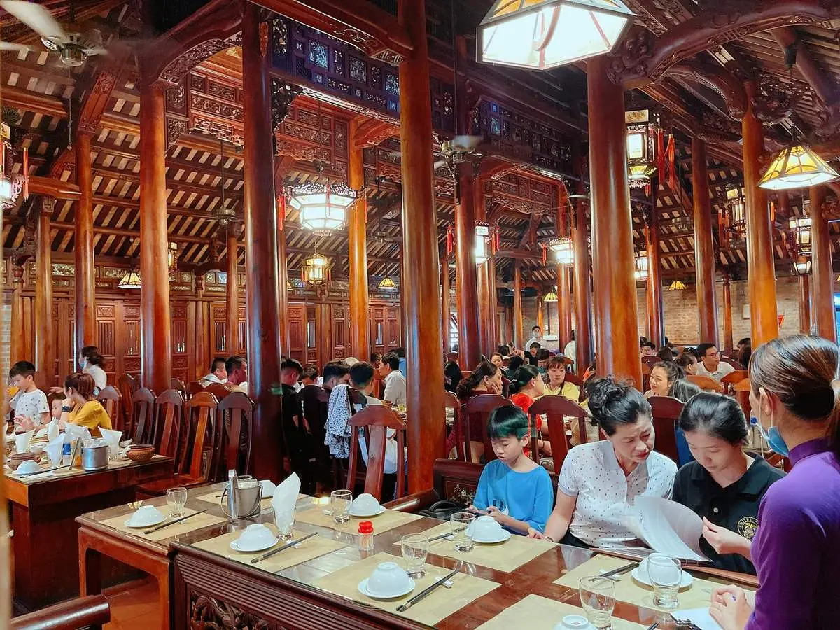 Đến nh&agrave; h&agrave;ng Kh&ocirc;ng Gian Xưa Huế trải nghiệm d&ugrave;ng bữa giữa nh&agrave; Rường cổ k&iacute;nh 3