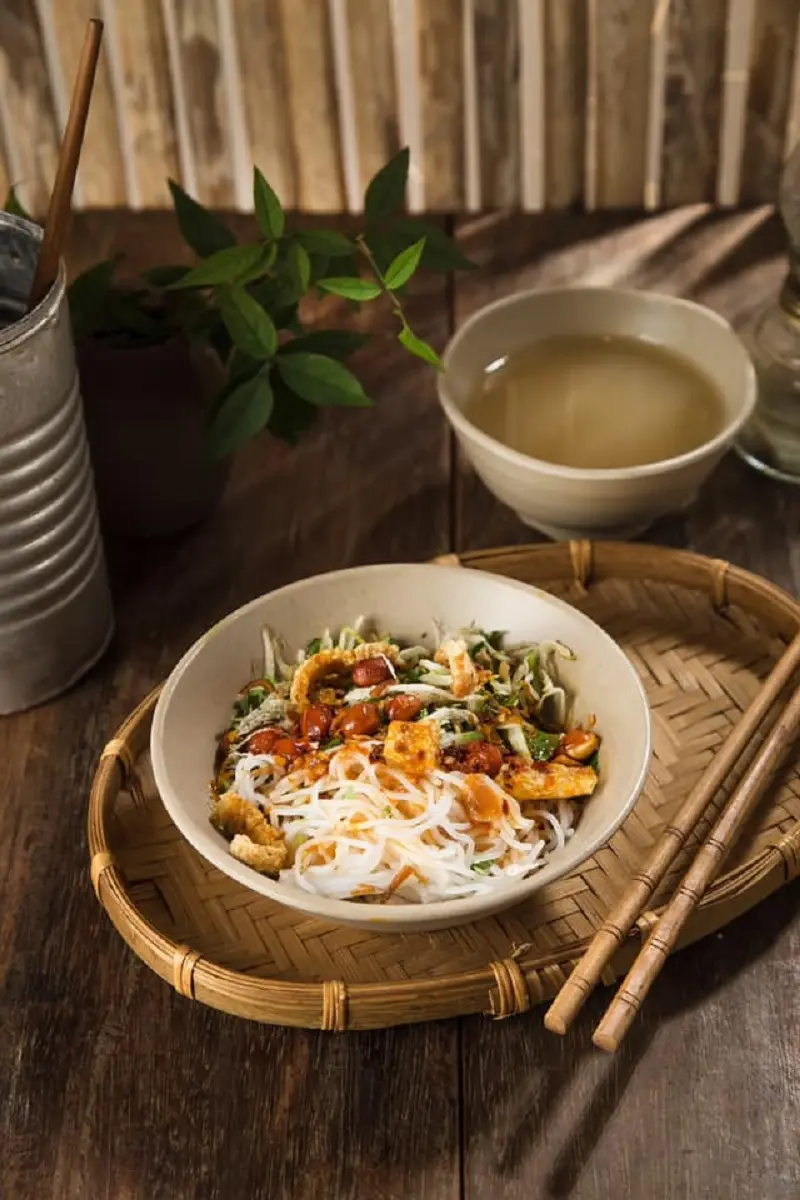 Đến nh&agrave; h&agrave;ng Kh&ocirc;ng Gian Xưa Huế trải nghiệm d&ugrave;ng bữa giữa nh&agrave; Rường cổ k&iacute;nh 11