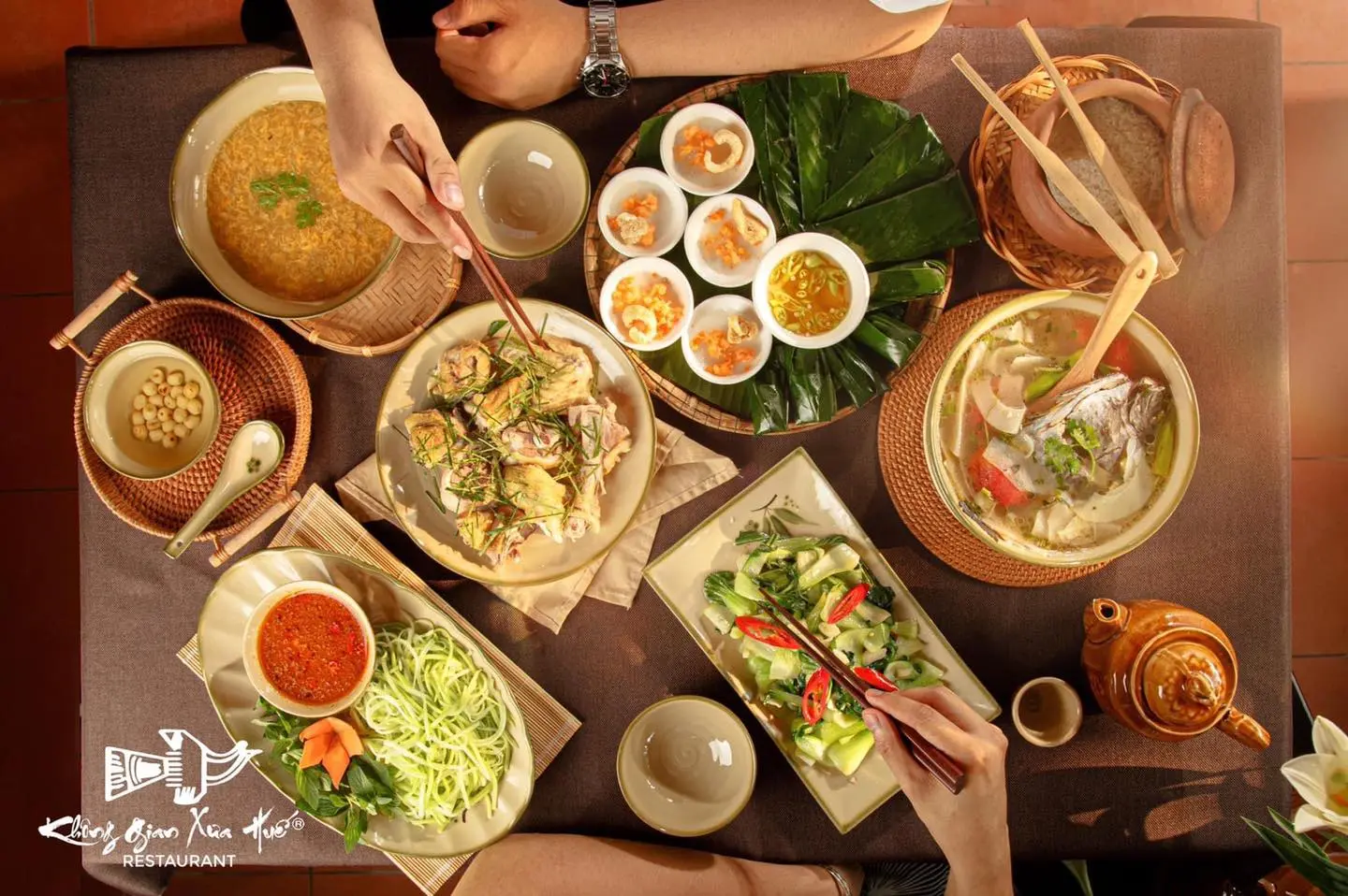 Đến nh&agrave; h&agrave;ng Kh&ocirc;ng Gian Xưa Huế trải nghiệm d&ugrave;ng bữa giữa nh&agrave; Rường cổ k&iacute;nh 8