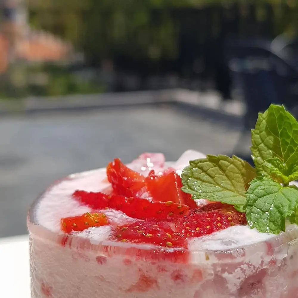 Dịch kh&ocirc;ng vi vu nước ngo&agrave;i được th&igrave; gh&eacute; Quinoa Caf&eacute; để c&oacute; ảnh check-in như ở trời T&acirc;y 10