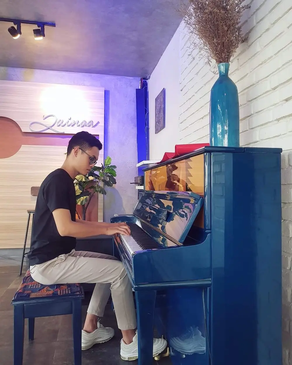 Dịch kh&ocirc;ng vi vu nước ngo&agrave;i được th&igrave; gh&eacute; Quinoa Caf&eacute; để c&oacute; ảnh check-in như ở trời T&acirc;y 21