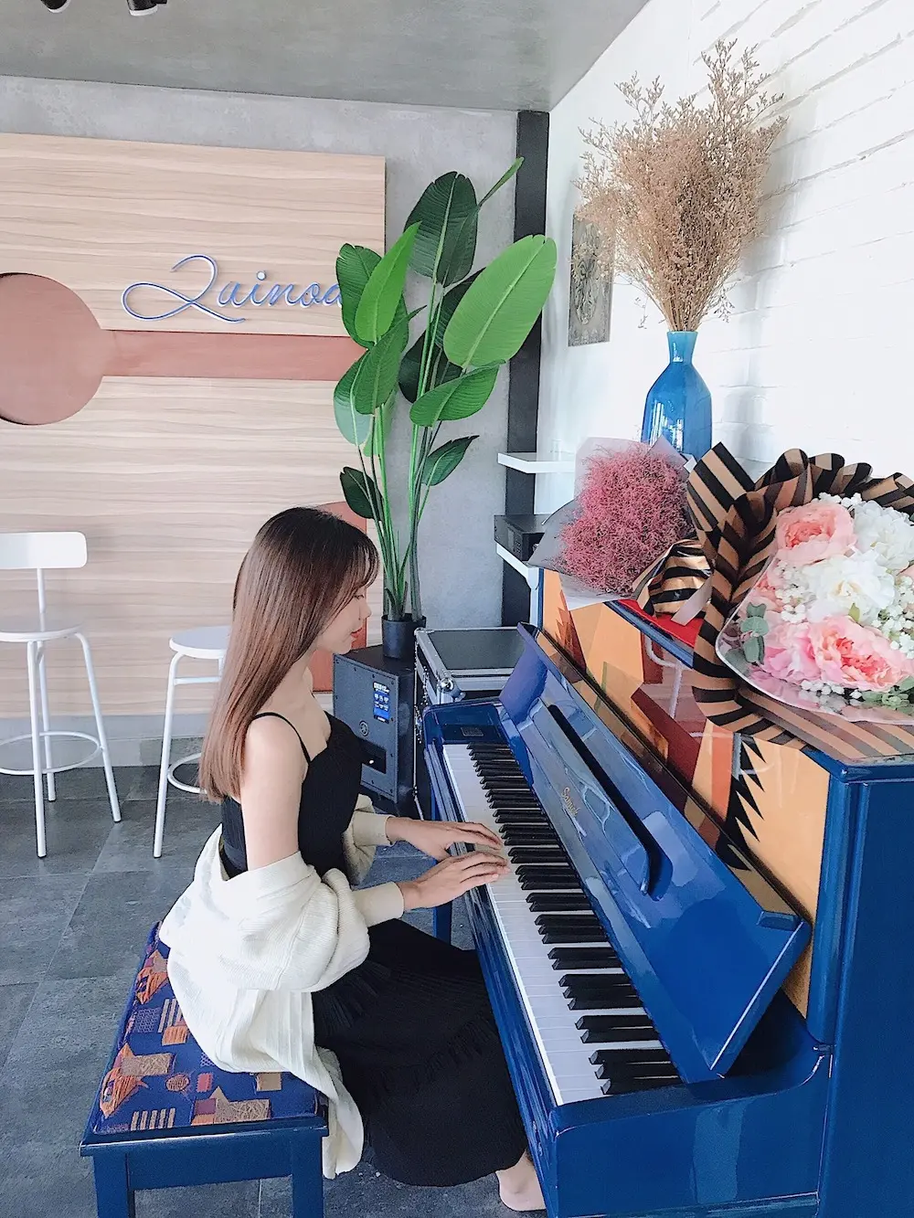 Dịch kh&ocirc;ng vi vu nước ngo&agrave;i được th&igrave; gh&eacute; Quinoa Caf&eacute; để c&oacute; ảnh check-in như ở trời T&acirc;y 18