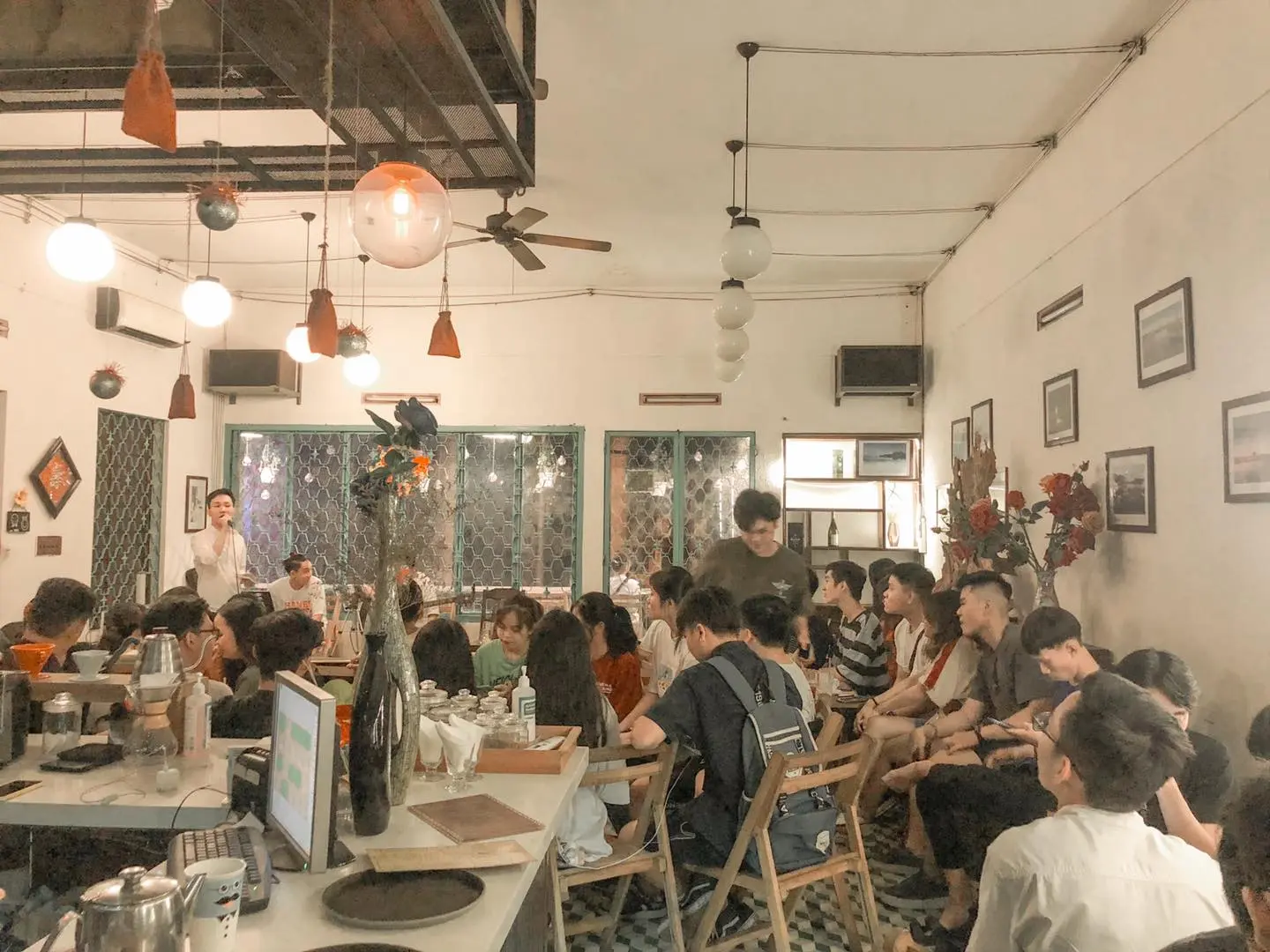 H&ograve;a v&agrave;o Hue Cafe Roastery để thưởng thức kh&ocirc;ng gian &acirc;m nhạc mộc mạc tại Huế 9