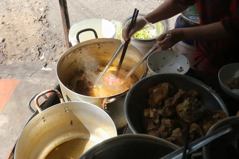 Hue food tour: H&agrave;nh tr&igrave;nh t&igrave;m hiểu Huế bằng ch&iacute;nh vị gi&aacute;c của m&igrave;nh 9