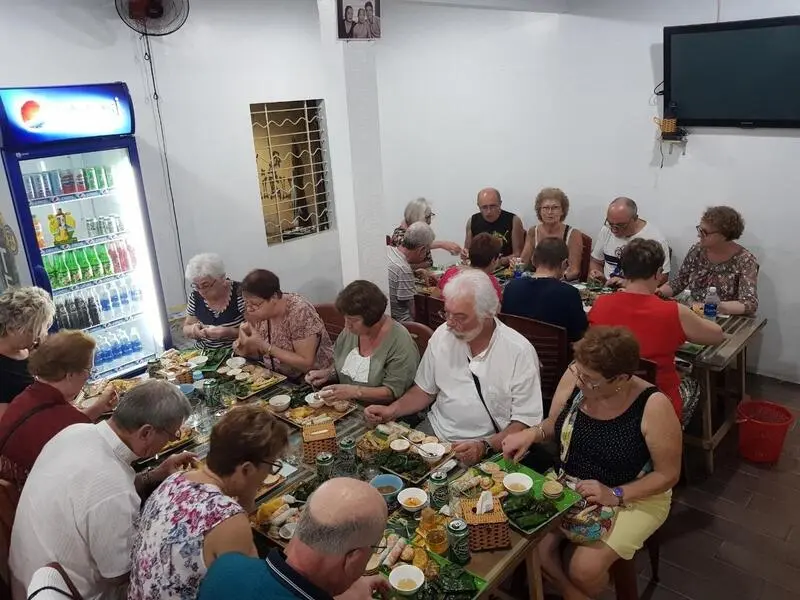 Hue food tour: H&agrave;nh tr&igrave;nh t&igrave;m hiểu Huế bằng ch&iacute;nh vị gi&aacute;c của m&igrave;nh 3