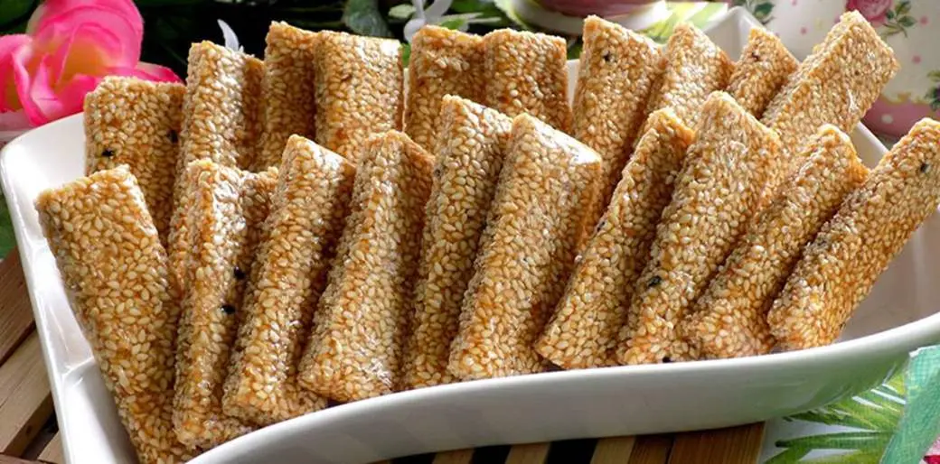 Kẹo M&egrave; xửng Huế - Đặc sản đậm đ&agrave; bản sắc hương vị cố đ&ocirc; 8