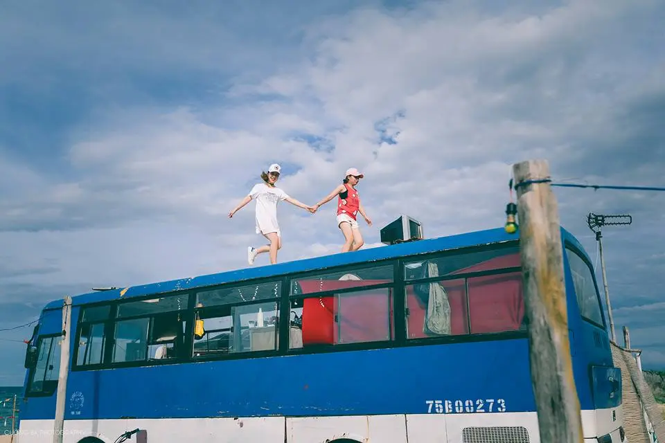 Kh&aacute;m ph&aacute; Bus Caf&eacute; &ndash; Qu&aacute;n c&agrave; ph&ecirc; c&oacute; view biển cực đẹp tại Huế 2
