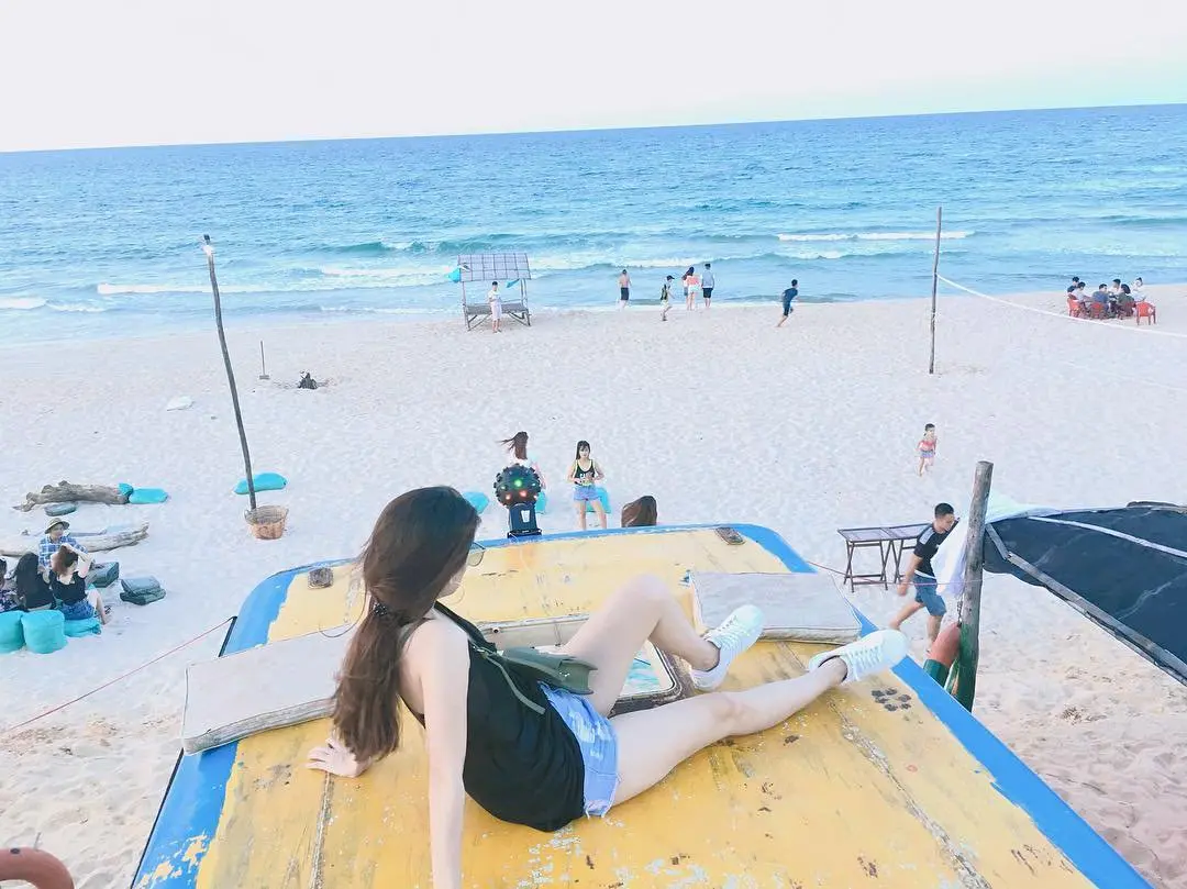 Kh&aacute;m ph&aacute; Bus Caf&eacute; &ndash; Qu&aacute;n c&agrave; ph&ecirc; c&oacute; view biển cực đẹp tại Huế 5