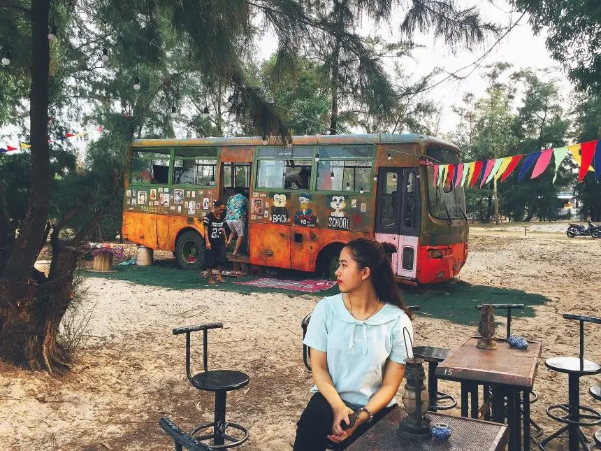 Kh&aacute;m ph&aacute; Bus Caf&eacute; &ndash; Qu&aacute;n c&agrave; ph&ecirc; c&oacute; view biển cực đẹp tại Huế 3