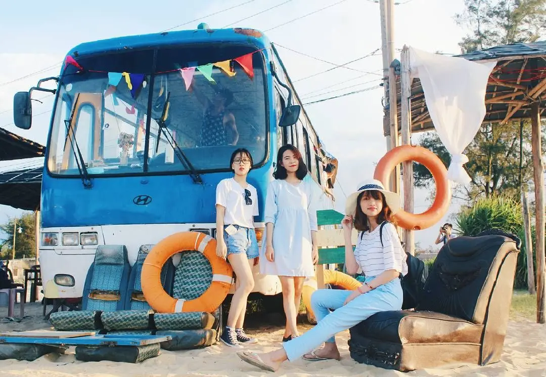 Kh&aacute;m ph&aacute; Bus Caf&eacute; &ndash; Qu&aacute;n c&agrave; ph&ecirc; c&oacute; view biển cực đẹp tại Huế 4