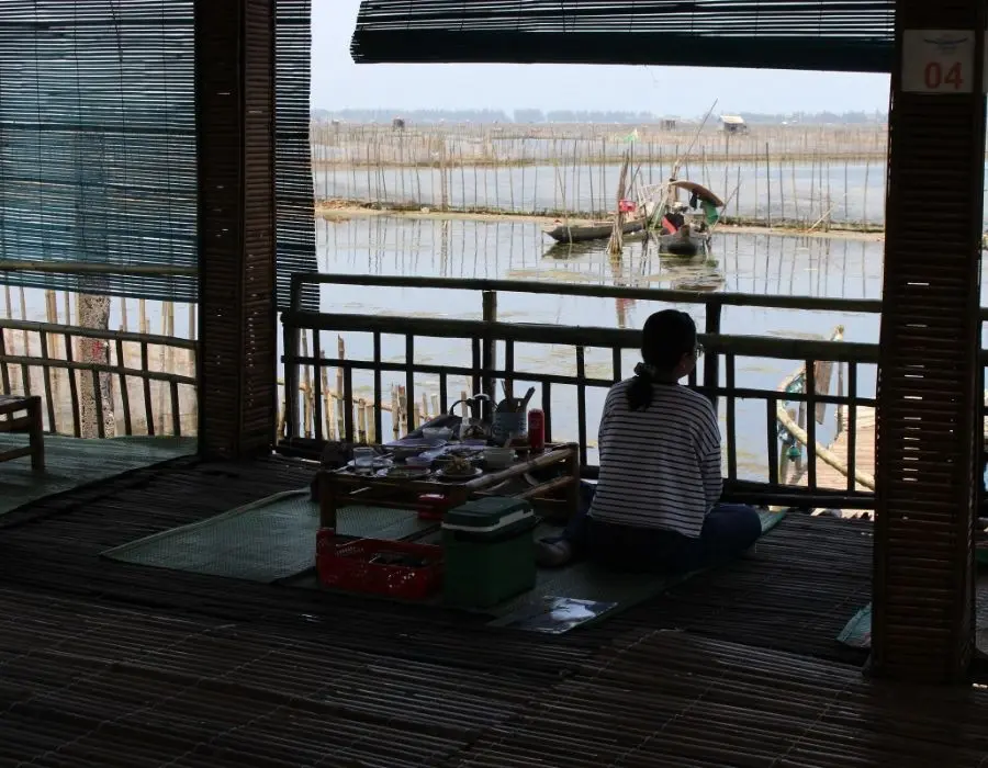 Kh&aacute;m ph&aacute; nh&agrave; h&agrave;ng nổi Chuồn Lagoon cực d&acirc;n d&atilde; ở Huế 5