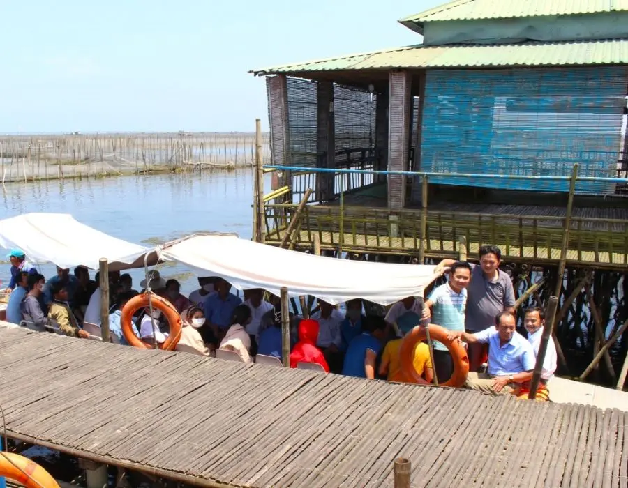 Kh&aacute;m ph&aacute; nh&agrave; h&agrave;ng nổi Chuồn Lagoon cực d&acirc;n d&atilde; ở Huế 4