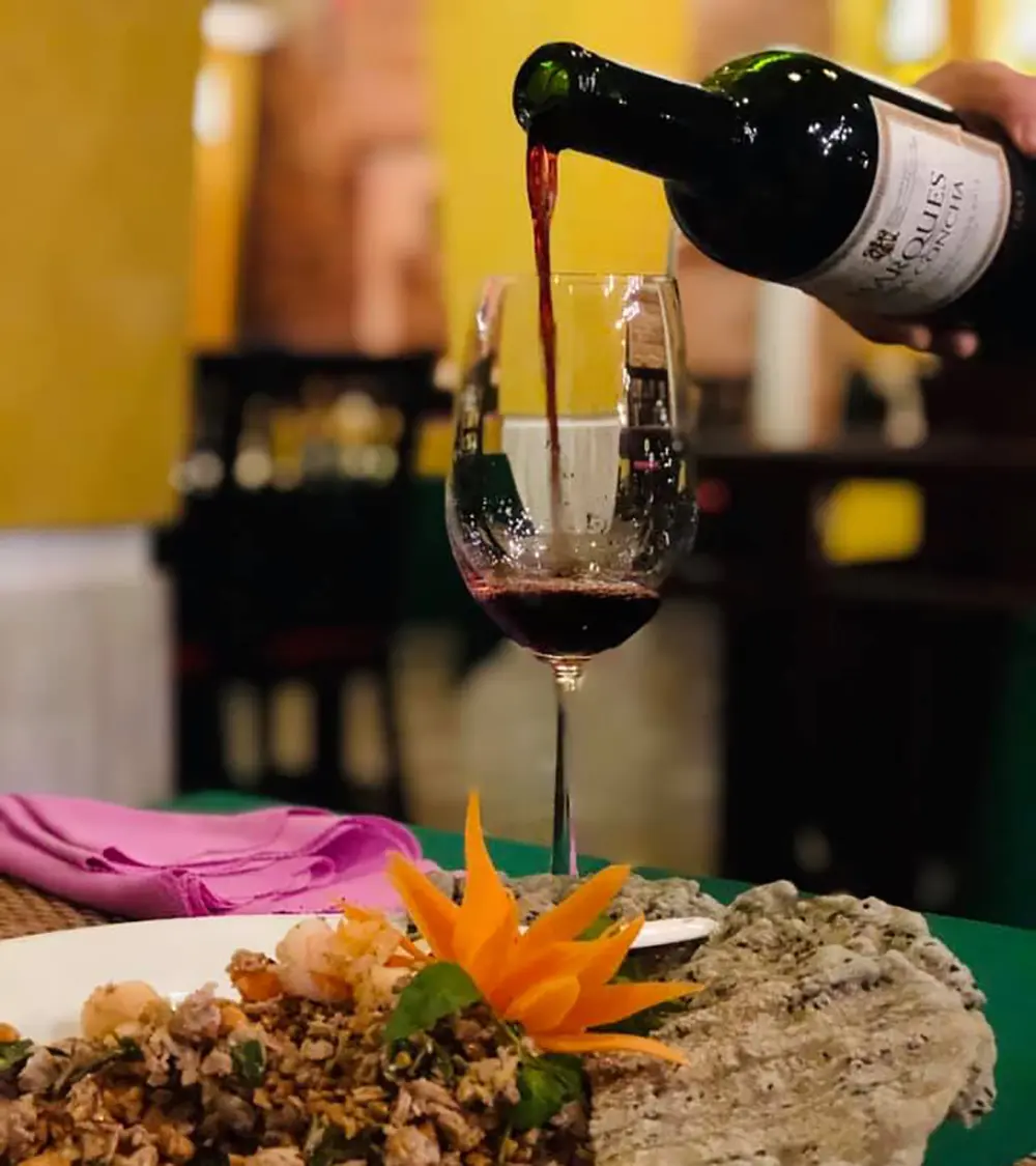 La Pines Restaurant - Nh&agrave; h&agrave;ng &Aacute; &Acirc;u h&agrave;ng đầu tại Huế 9
