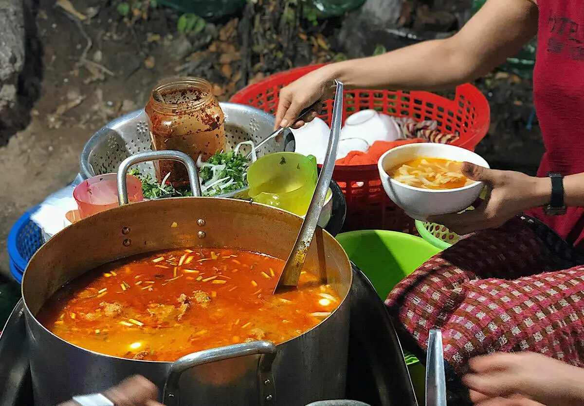 L&agrave; thi&ecirc;n đường của b&aacute;nh canh, nhưng đến Huế phải ăn B&aacute;nh canh cua mới đ&uacute;ng điệu! 4