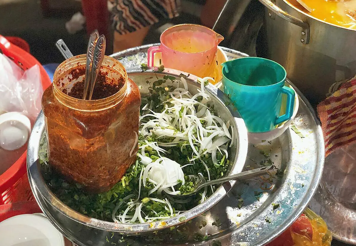 L&agrave; thi&ecirc;n đường của b&aacute;nh canh, nhưng đến Huế phải ăn B&aacute;nh canh cua mới đ&uacute;ng điệu! 5