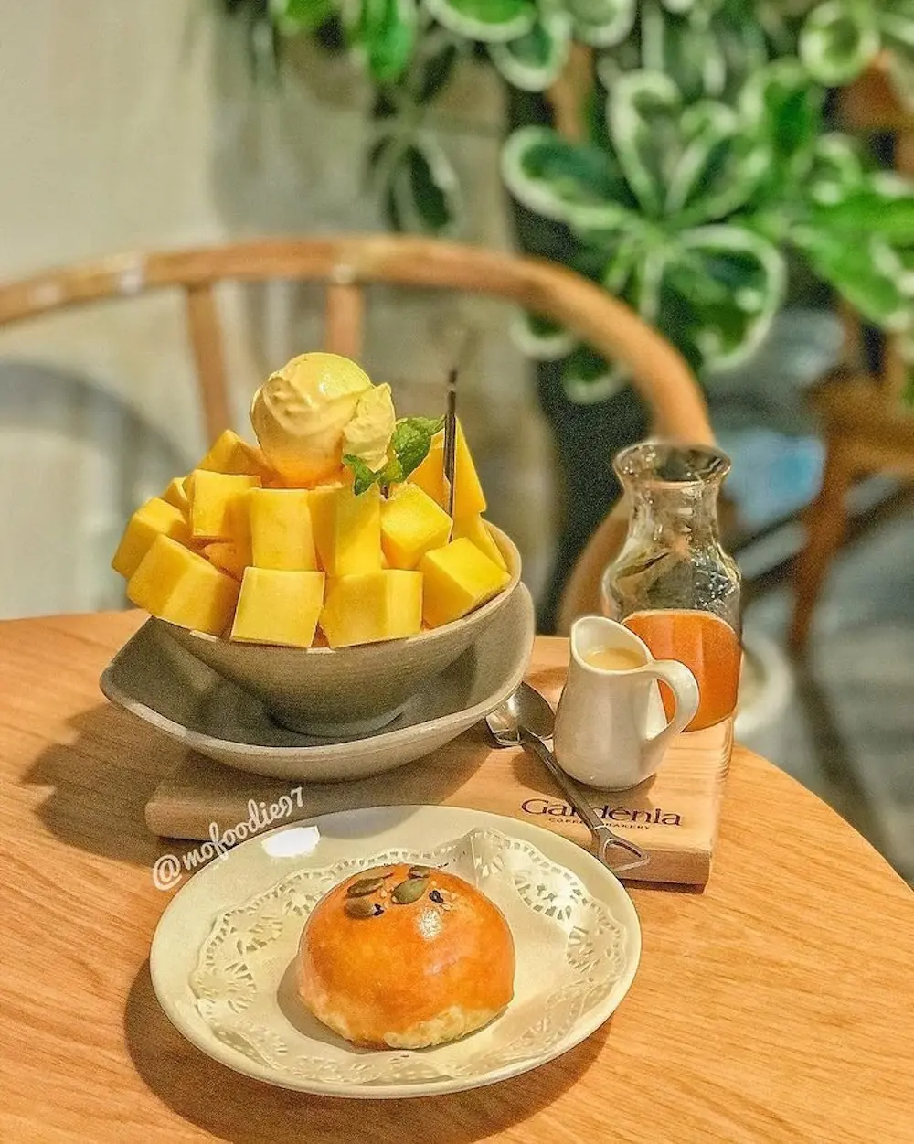 Mơ m&agrave;ng nước ngon, b&aacute;nh ngọt tại Gard&eacute;nia Coffee Bakery 13
