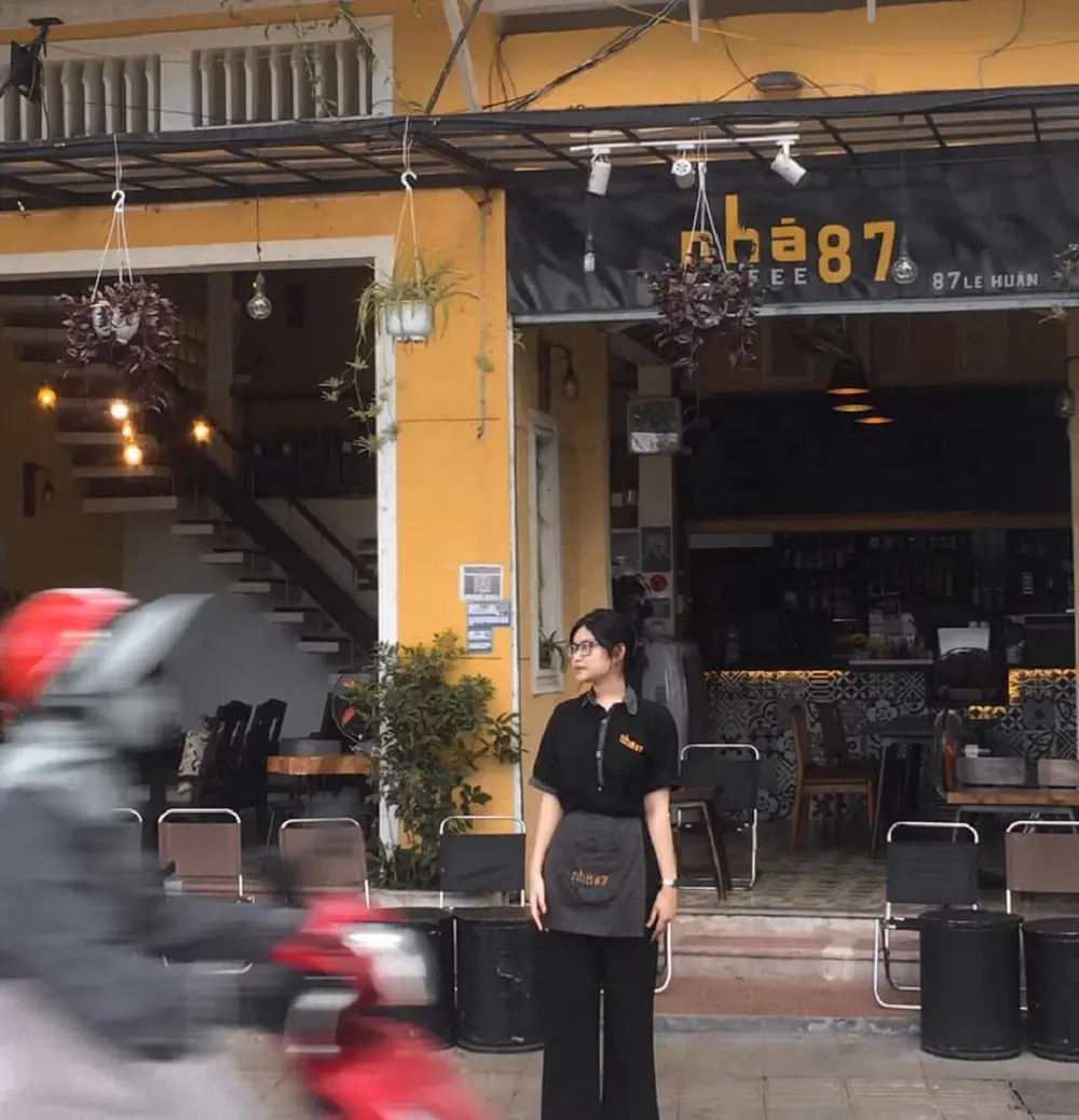 Nh&agrave; 87 c&agrave; ph&ecirc; - Tiệm c&agrave; ph&ecirc; c&oacute; kh&ocirc;ng gian học b&agrave;i l&yacute; tưởng nhất ở Huế 2