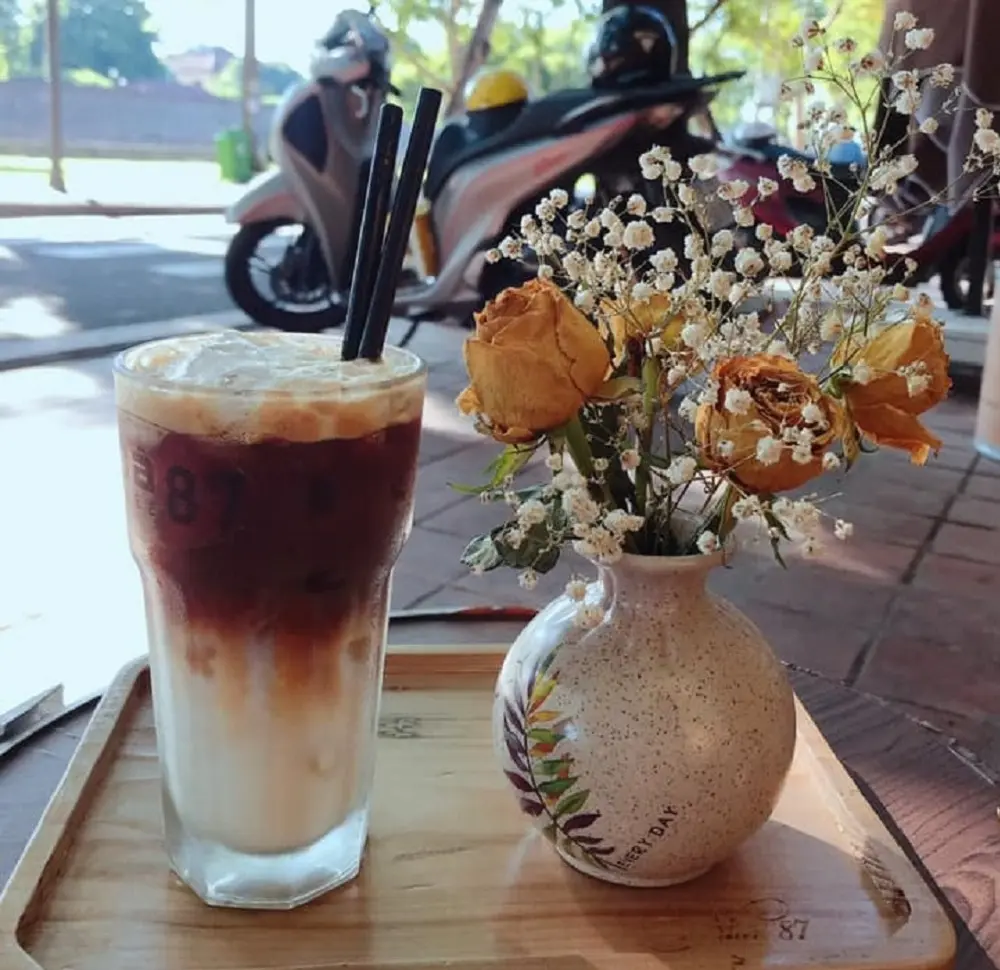 Nh&agrave; 87 c&agrave; ph&ecirc; - Tiệm c&agrave; ph&ecirc; c&oacute; kh&ocirc;ng gian học b&agrave;i l&yacute; tưởng nhất ở Huế 3