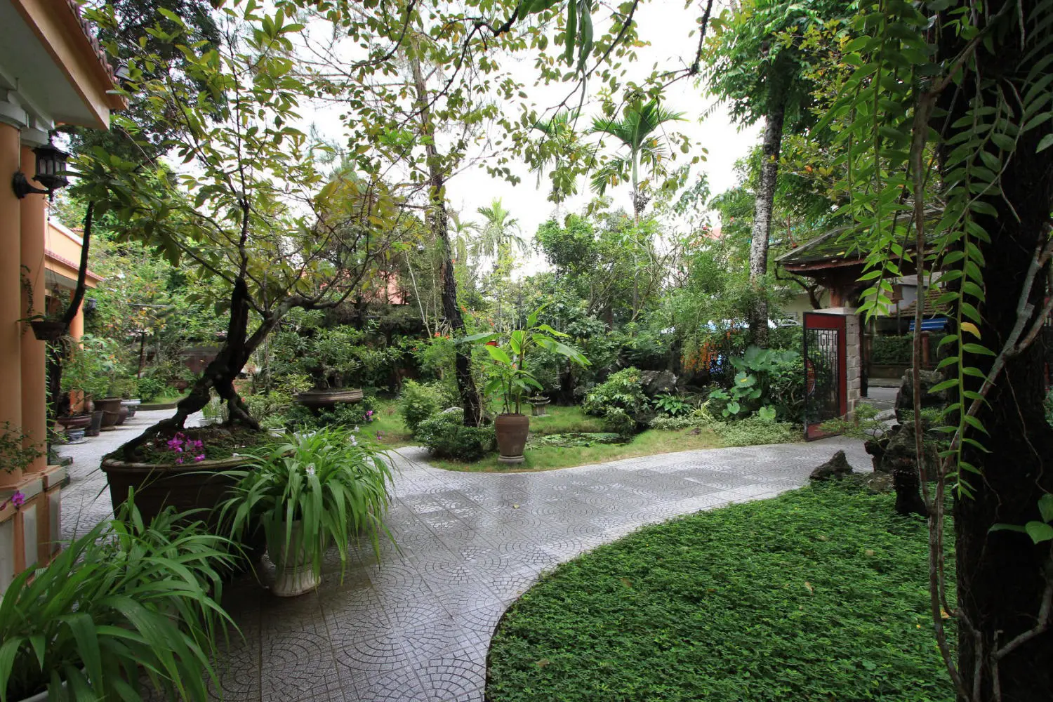 Nh&agrave; vườn &Yacute; Thảo - Kh&ocirc;ng gian thưởng thức ẩm thực xứ Huế v&ocirc; c&ugrave;ng cổ k&iacute;nh 2