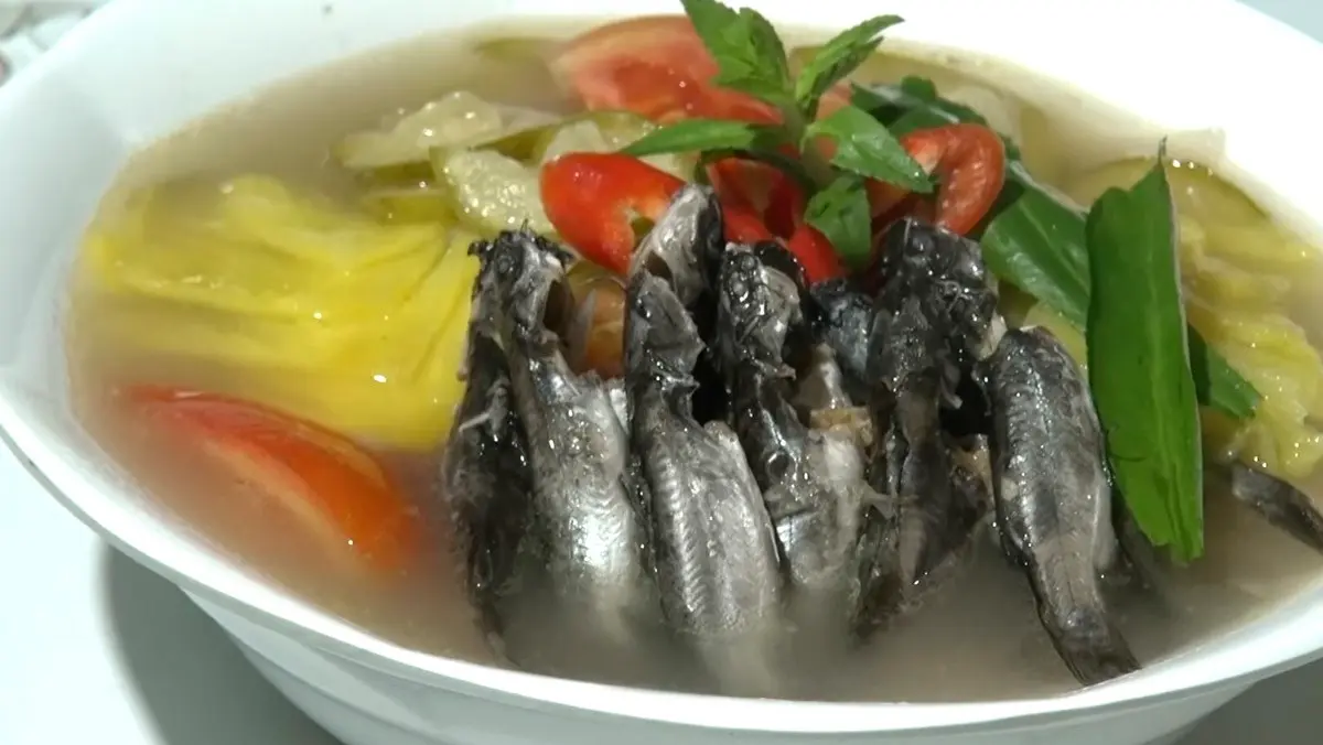 N&uacute;m đu&ocirc;i x&agrave;o nghệ v&agrave; c&aacute; ngạnh um măng - Đặc sản xứ Huế v&agrave;o m&ugrave;a mưa 4