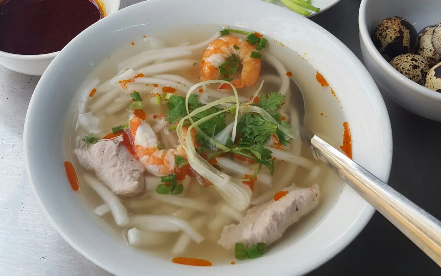 Oanh tạc qu&aacute;n b&aacute;nh canh b&agrave; Đợi thơm ngon lẫy lừng xứ Huế 7