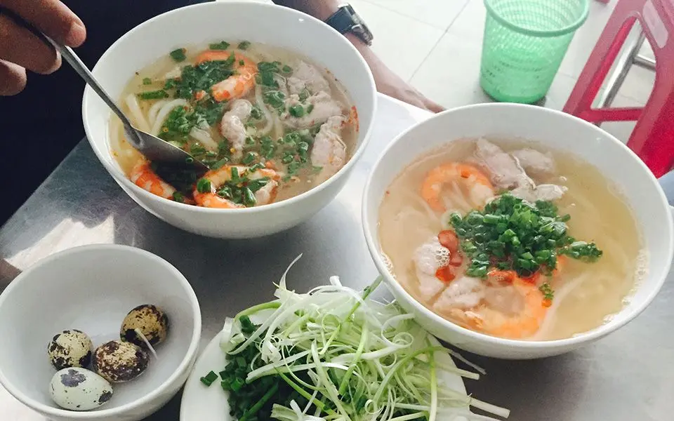 Oanh tạc qu&aacute;n b&aacute;nh canh b&agrave; Đợi thơm ngon lẫy lừng xứ Huế 6
