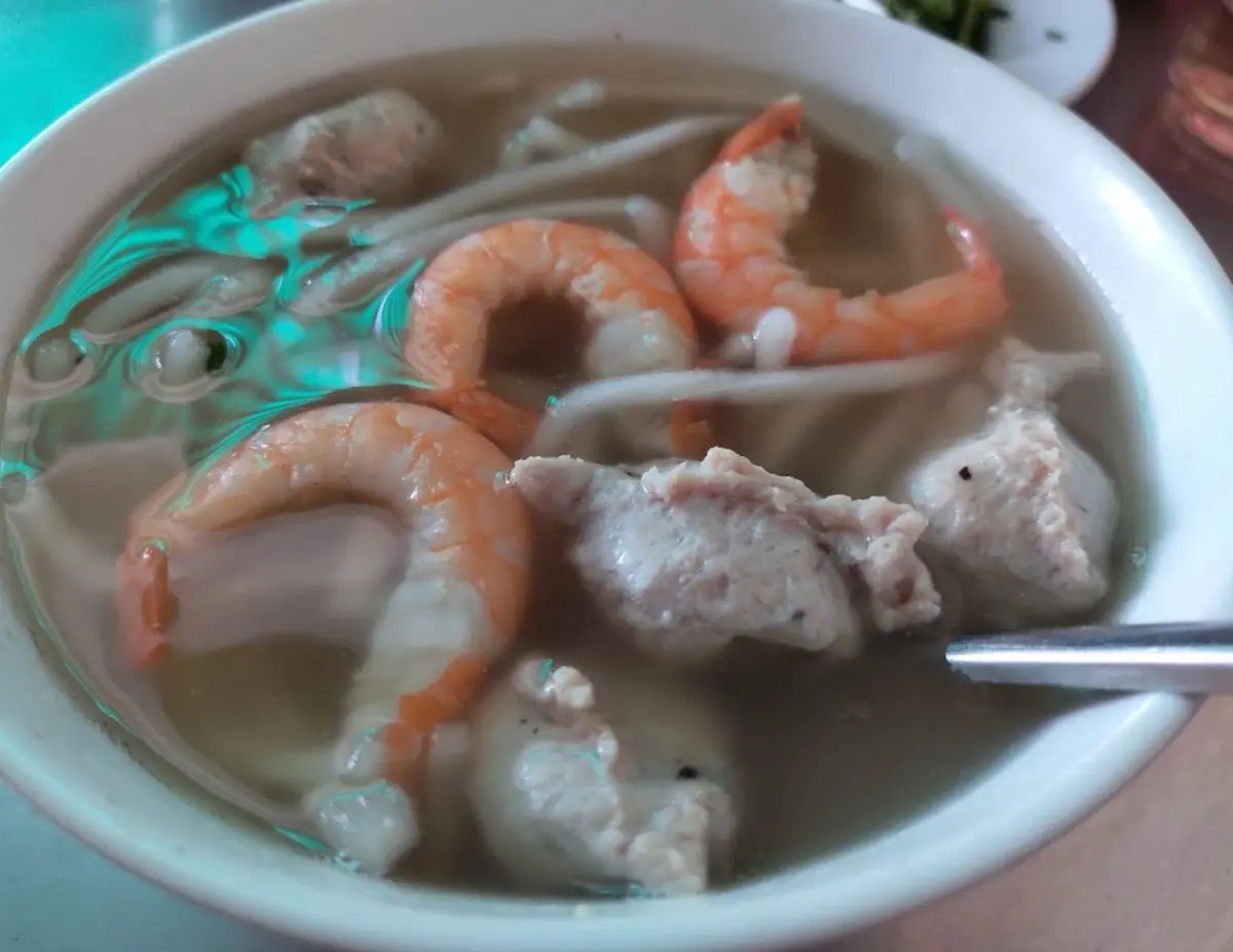 Oanh tạc qu&aacute;n b&aacute;nh canh b&agrave; Đợi thơm ngon lẫy lừng xứ Huế 9