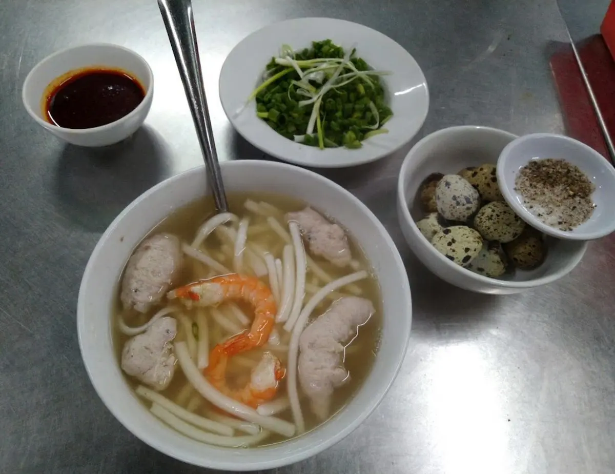 Oanh tạc qu&aacute;n b&aacute;nh canh b&agrave; Đợi thơm ngon lẫy lừng xứ Huế 5