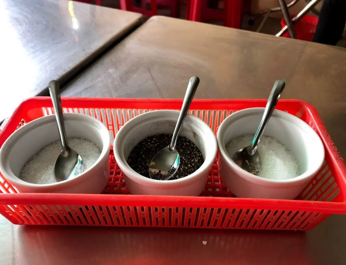 Oanh tạc qu&aacute;n b&aacute;nh canh b&agrave; Đợi thơm ngon lẫy lừng xứ Huế 10