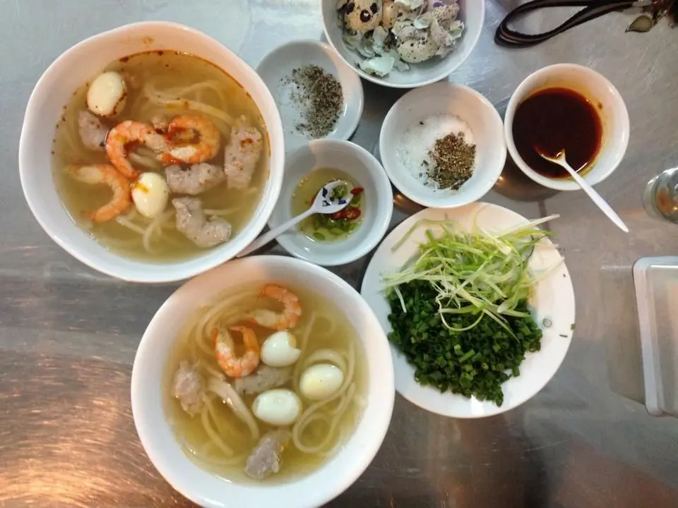 Oanh tạc qu&aacute;n b&aacute;nh canh b&agrave; Đợi thơm ngon lẫy lừng xứ Huế 4