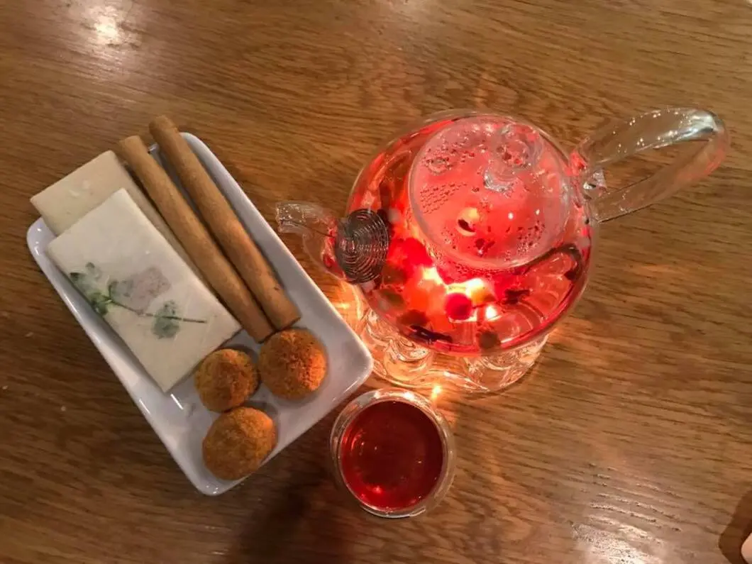 Panni Cafe - Kh&ocirc;ng gian mang đậm phong c&aacute;ch H&agrave;n Quốc ở Huế 12