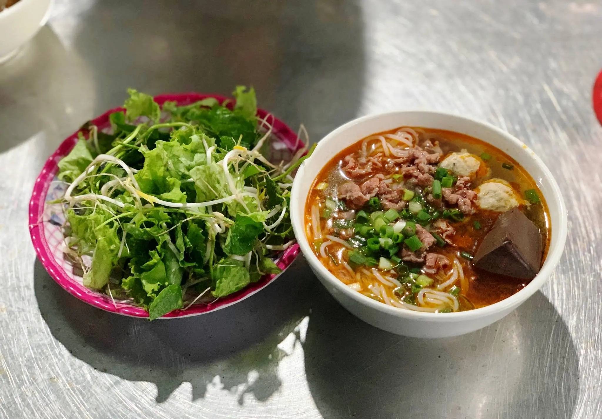 Qu&aacute;n b&uacute;n b&ograve; Huế chỉ b&aacute;n v&agrave;o ban đ&ecirc;m rất đặc sắc 2