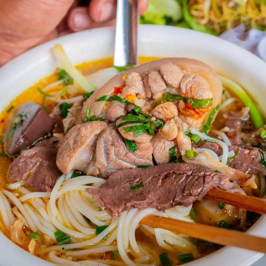 Qu&aacute;n b&uacute;n b&ograve; Huế chỉ b&aacute;n v&agrave;o ban đ&ecirc;m rất đặc sắc 3
