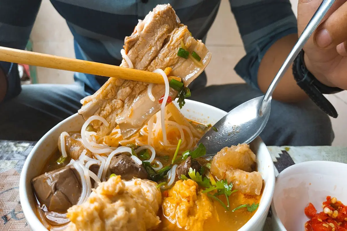 Qu&aacute;n mệ K&eacute;o - Kh&aacute;m ph&aacute; qu&aacute;n b&uacute;n b&ograve; Huế 70 năm lu&ocirc;n đ&ocirc;ng nghẹt kh&aacute;ch ở v&ugrave;ng đất Cố đ&ocirc; 12