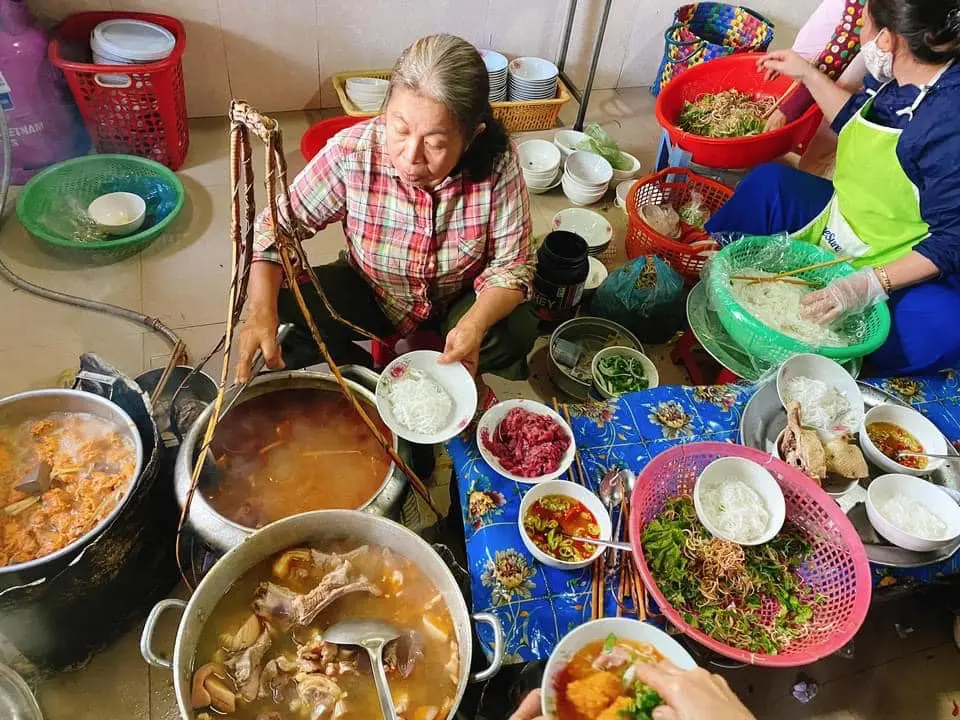 Qu&aacute;n mệ K&eacute;o - Kh&aacute;m ph&aacute; qu&aacute;n b&uacute;n b&ograve; Huế 70 năm lu&ocirc;n đ&ocirc;ng nghẹt kh&aacute;ch ở v&ugrave;ng đất Cố đ&ocirc; 7
