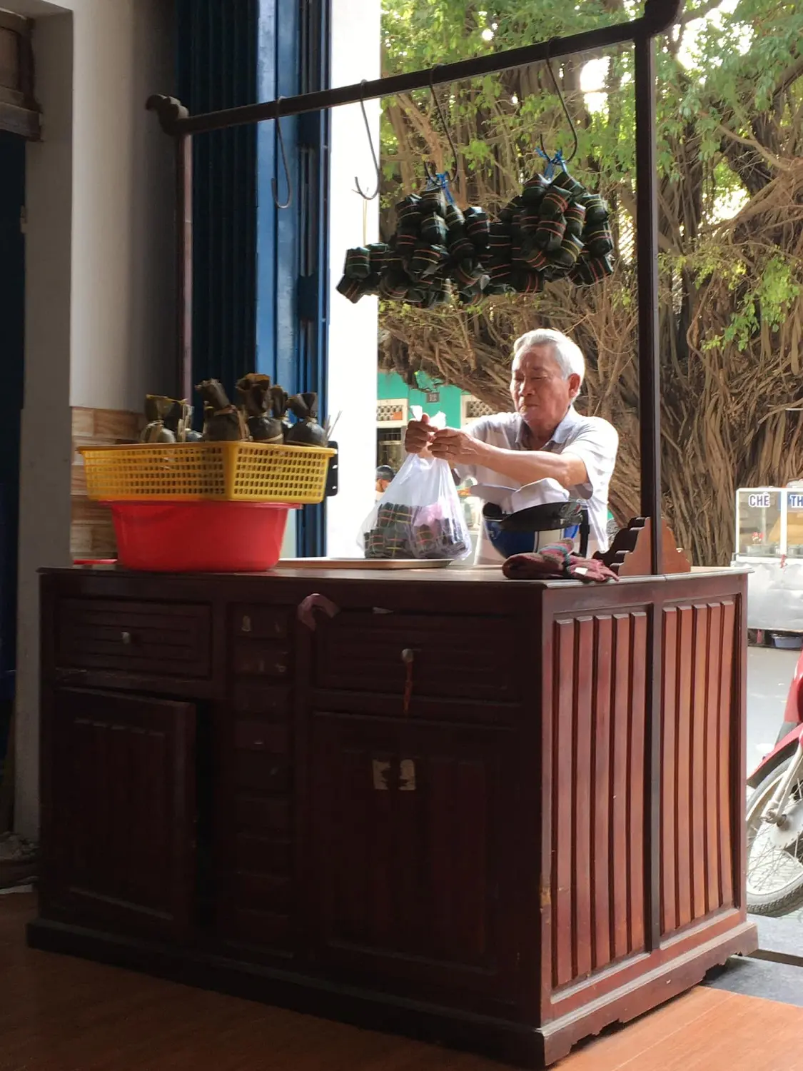 Thương nhớ hương vị đặc sản cố đ&ocirc; ngập tr&agrave;n con phố nem chả tr&eacute; Đ&agrave;o Duy Từ 6