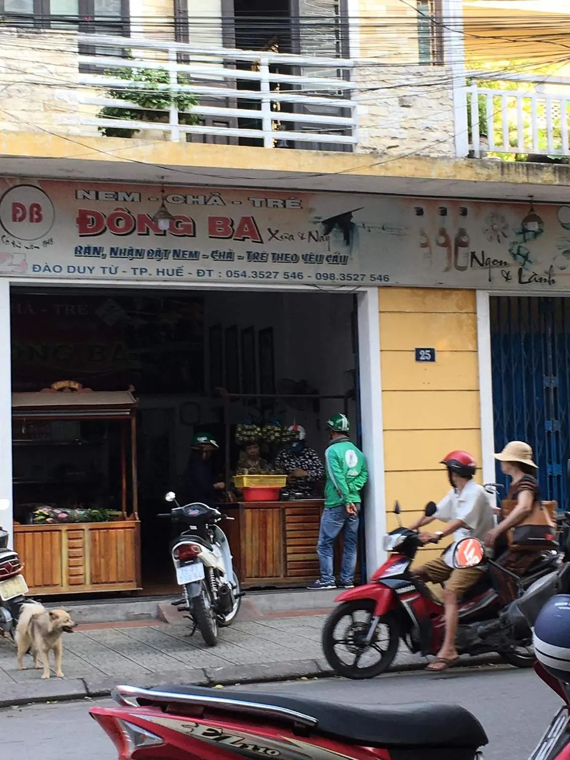 Thương nhớ hương vị đặc sản cố đ&ocirc; ngập tr&agrave;n con phố nem chả tr&eacute; Đ&agrave;o Duy Từ 5