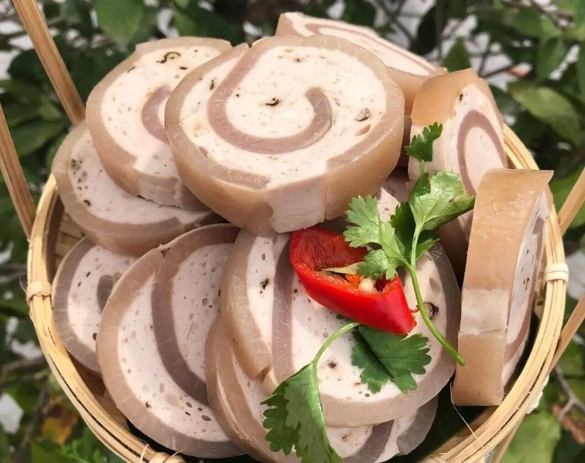 Thương nhớ hương vị đặc sản cố đ&ocirc; ngập tr&agrave;n con phố nem chả tr&eacute; Đ&agrave;o Duy Từ 3