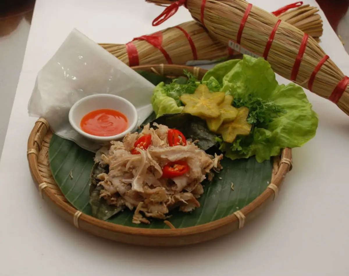 Thương nhớ hương vị đặc sản cố đ&ocirc; ngập tr&agrave;n con phố nem chả tr&eacute; Đ&agrave;o Duy Từ 2