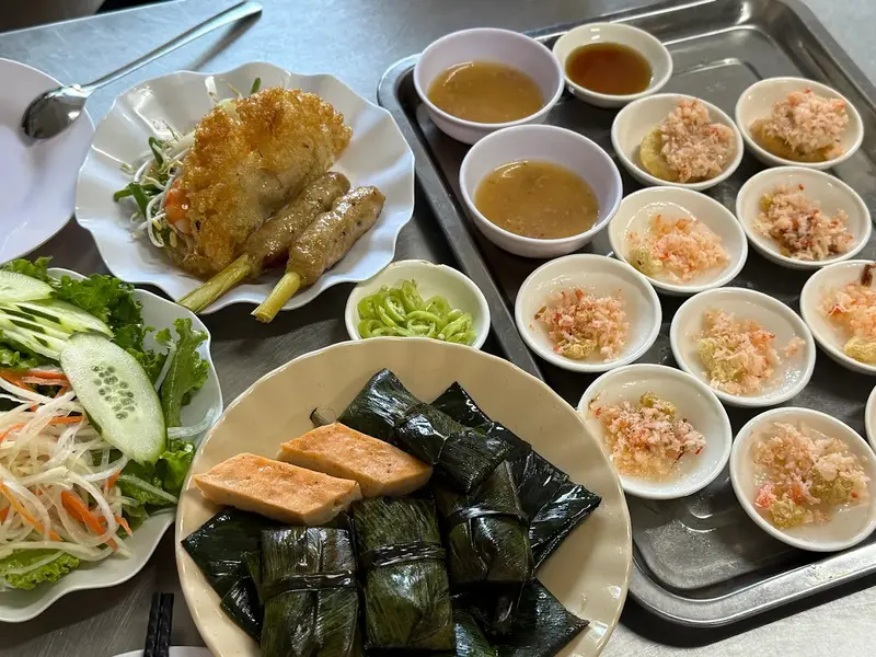 Thưởng thức B&aacute;nh nậm Huế v&agrave; cảm nhận hương vị d&acirc;n d&atilde; cực hấp dẫn 11