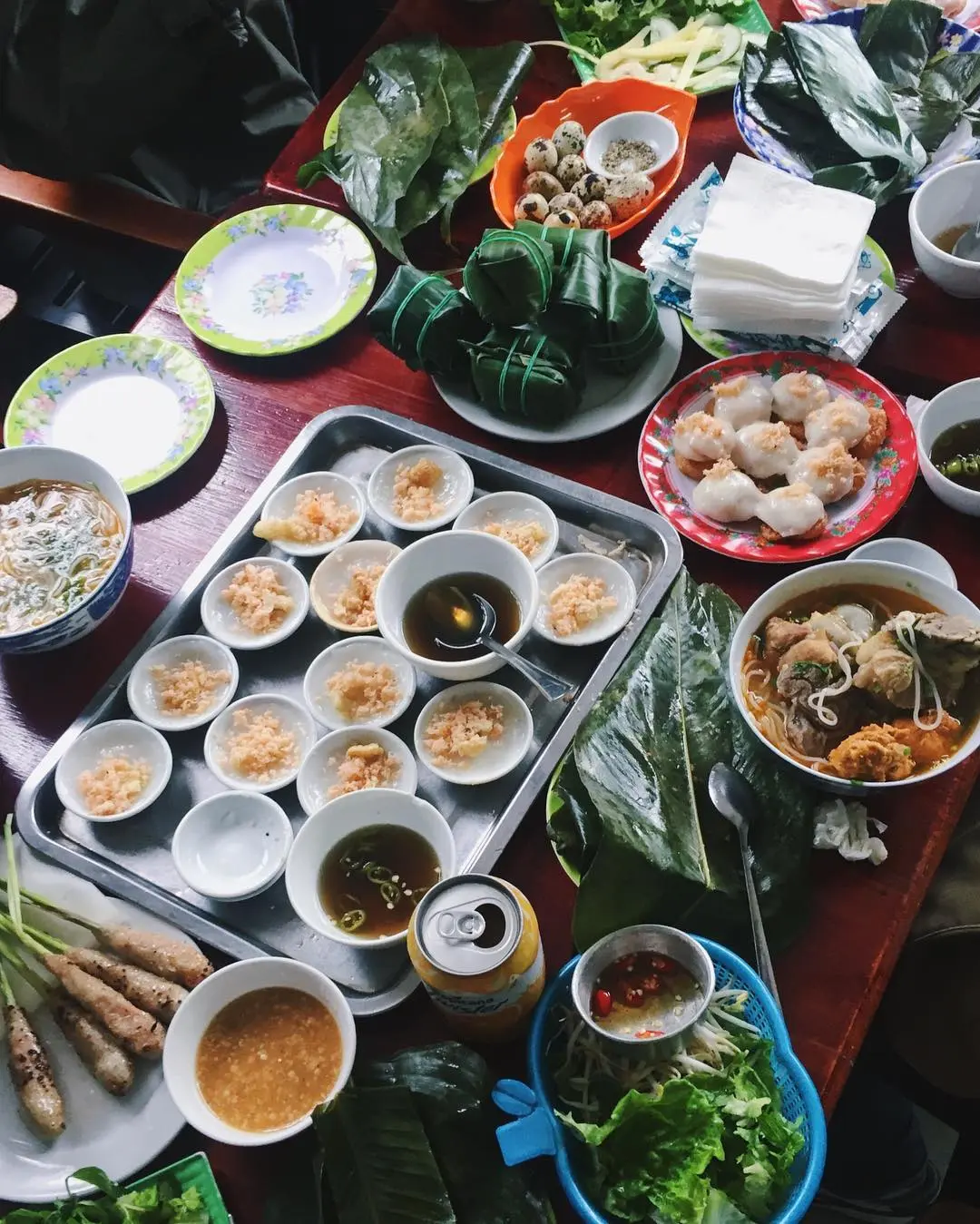 Thưởng thức đặc sắc ẩm thực truyền thống Huế tại qu&aacute;n b&aacute;nh Mụ Đỏ 2